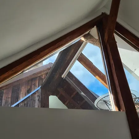 Spacious 4-bedroom Loft דירה *